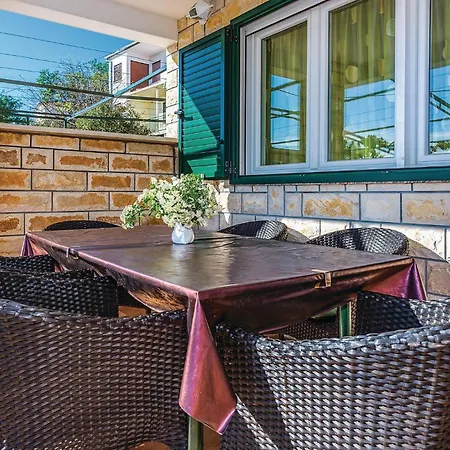 Apartamento 2 Bedroom Nice In